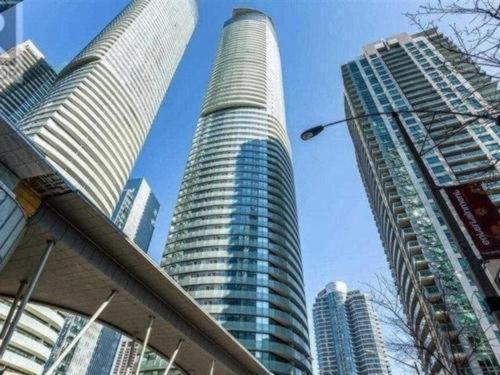 Downtown Suites Toronto Exterior photo